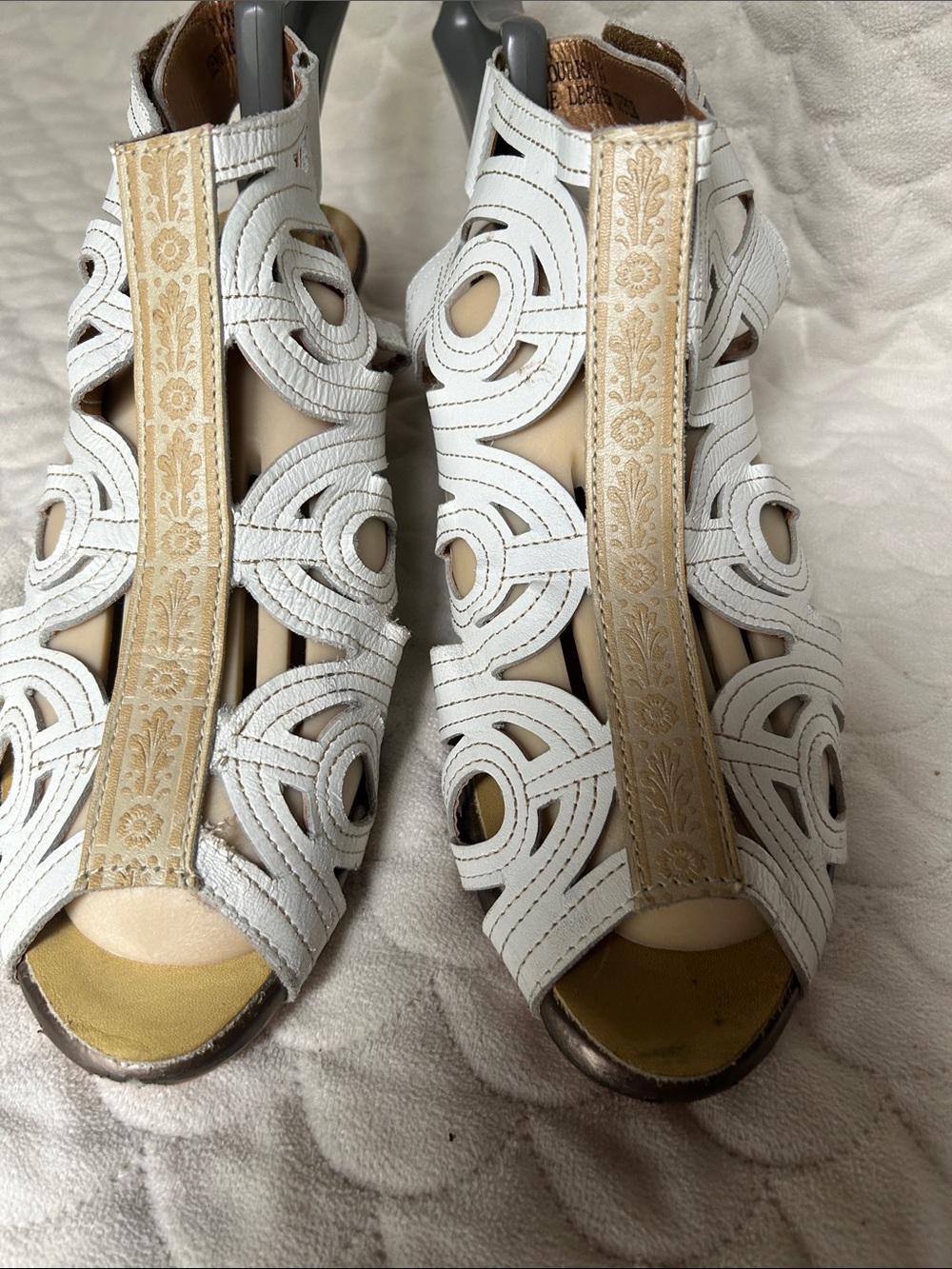 Spring Step Flourish White Cutout Peep-Toe Heels with Beige Trim Vintage 41